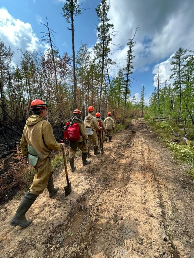 Борьба с природными пожарами продолжается