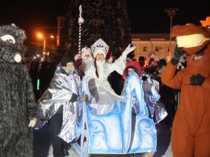 Праздничное шествие автоколонны состоялось впервые на зажжении новогодней ёлки Якутска