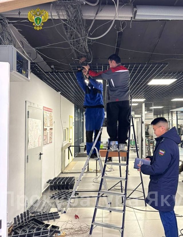 Установлена причина обрушения подвесного потолка в Бердигестяхской школе