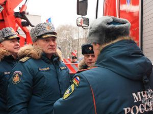 Глава МЧС России Александр Куренков и представители Правительства РФ осмотрели образцы техники и оснащения МЧС России