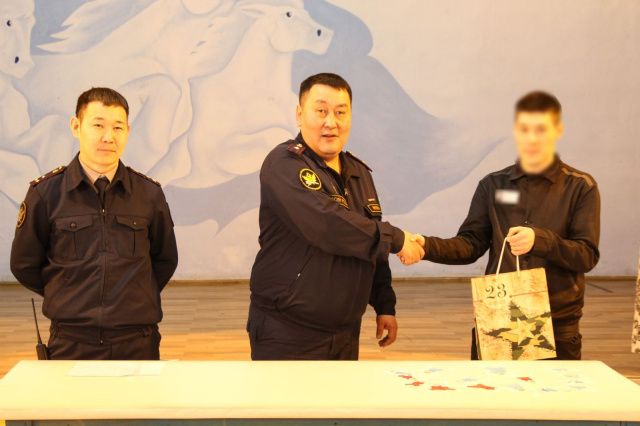 В исправительной колонии № 1 победитель спортивной настольной игры удостоился книги Петра Павлова «Покорившие Олимп»