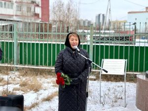 К памятнику кормящей матери в Якутске возложили цветы
