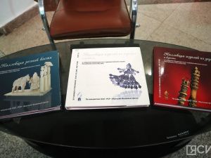 В Якутске презентовали альбом-каталог об изделиях из дерева и бересты