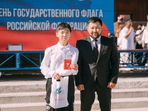 В День государственного флага России Евгений Григорьев вручил паспорта школьникам