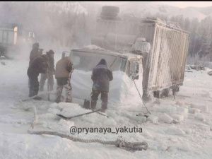 В Томпонском районе идет спасение двух автомобилей изо льда
