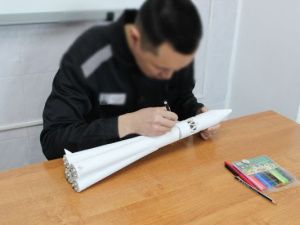 В следственном изоляторе в день 90-летия со дня рождения Юрия Гагарина осужденные подготовили стенную газету и поделки