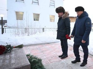 Айсен Николаев возложил цветы к памятнику Герою Советского Союза Федору Попову