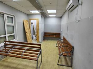 Школьница сломала двери в теплых остановках Якутска UPD