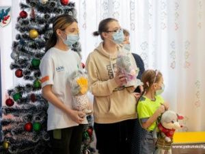 Воспитанникам Центра «Берегиня» передали новогодние подарки