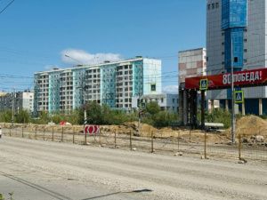 Дмитрий Садовников проверил ход ремонта улицы Хабарова в Якутске