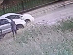 В Якутске 74-летний пешеход, которого окатили водой из лужи проезжающие мимо автомобили, выстрелил в «Тойоту Ланд Крузер»