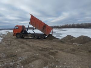 Ледовые переправы через реку Лену в Якутии готовят к открытию