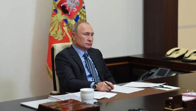 Путин поручил начать масштабную вакцинацию от коронавируса