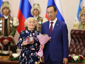 Айсен Николаев вручил 35 якутянам государственные награды