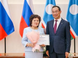 Глава Якутии вручил лучшим педагогам-наставникам премии в 100 тысяч рублей