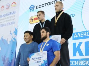 Красноярская школа борьбы оказалась лучшей на турнире Александра Крылова в Якутске