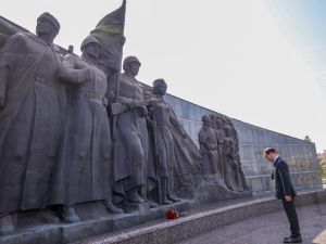 Руководители Якутии возложили цветы к Монументу защитникам Отечества в Астане