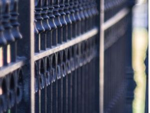 В Ленском районе мужчина украл металлический забор и установил у своего дома