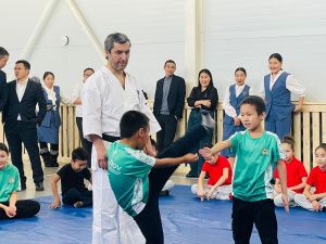 Трехкратный чемпион мира по каратэ-киокусинкай Хаид Мантаев дал мастер-класс юным каратистам Якутии