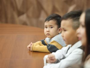 Айсен Николаев вручил жилищные сертификаты молодым семьям из Нерюнгри