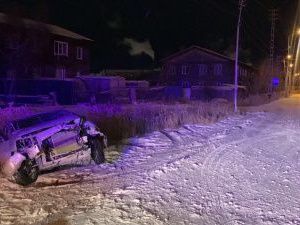 В Якутске пьяный водитель врезался в опору уличного освещения