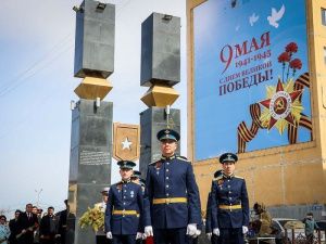 В Якутске возложили цветы к памятнику якутскому снайперу и мемориалу «Солдат Туймаады»