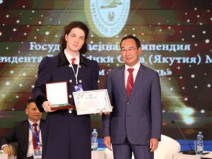 В Якутске вручили стипендию первого президента Михаила Николаева «Знанием победишь»