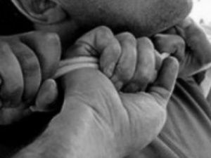 Житель Якутска бил знакомого руками, ногами, молотком, ножом, а затем задушил шнуром от зарядного устройства