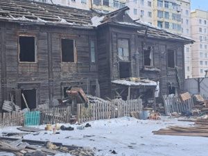 Фотофакт: в Якутске начали сносить деревянный дом на углу улиц Короленко — Лермонтова
