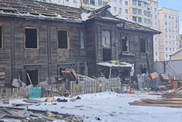 Фотофакт: в Якутске начали сносить деревянный дом на углу улиц Короленко — Лермонтова