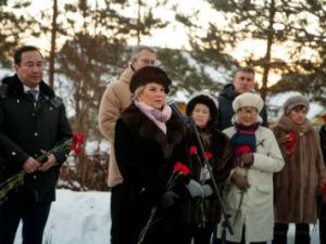 Делегация из Якутии почтила память земляков, погибших на новгородской земле в годы Великой Отечественной войны