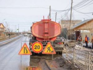 В Якутске дорожные службы задействованы на работы для отвода талых вод 