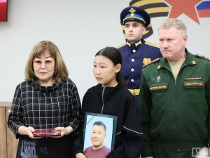 Семьям погибших участников СВО из Якутии вручили ордена Мужества