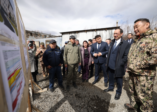 Айсен Николаев проверил строительство жилья и дорог в Усть-Нере