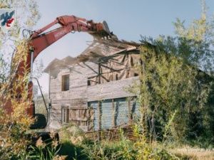 Евгений Григорьев дал старт сносу ветхого дома по улице Кеши Алексеева