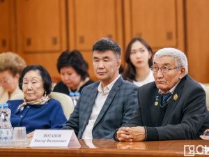 Глава Якутии вручил лучшим педагогам-наставникам премии в 100 тысяч рублей