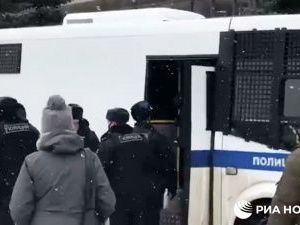 В Москве на форуме оппозиции задержано около 200 человек