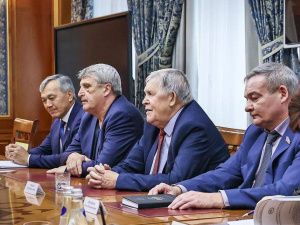 Айсен Николаев провел встречу с руководителями парламента Якутии