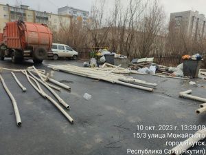 В «Якутскэкосетях» назвали адреса, где припаркованные автомобили мешают проезду мусоровоза