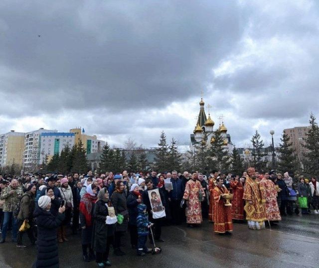 Встреча Благодатного огня и Крестный ход в Якутске