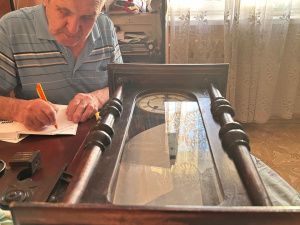 Фотофакт: старинные часы семьи Героя Лонгинова переданы в музей на его малой родине