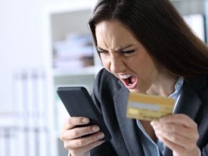 Директор лицея помогла родственнику продать ворота и... потеряла более 800 000 рублей