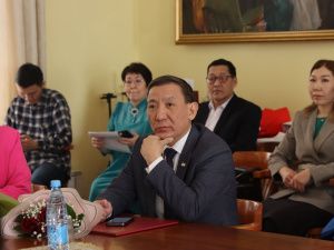 Афанасий Ноев поздравил с юбилеем заместителя директора Национального архива Наталью Малышеву 