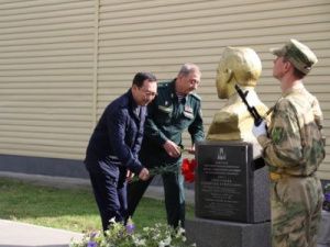 Навечно в Росгвардии: Айсен Николаев почтил в Южносахалинске память героя-якутянина
