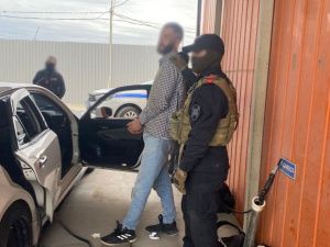 Агрессивный наркопотребитель, угрожая мачете, избил пятерых посетителей бара