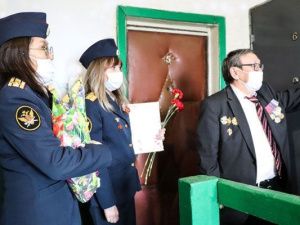 Сотрудники УФСИН поздравили ветерана Великой Отечественной войны с Днем Победы