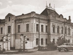 Окружной суд, казначейство, торговый дом «Коковин и Басов». Застывшая музыка Лешевича