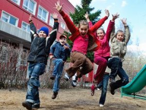 С 04 марта 2022 года  открыта продажа  билетов  для школьников со скидкой 50% на проезд  в общих и плацкартных вагонах  в период летних каникул