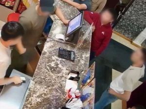 В Якутске мужчина сломал челюсть посетителю бара, угнал машину таксиста, избил знакомого с применением пистолета и дубинки, а еще устроил дебош в кафе