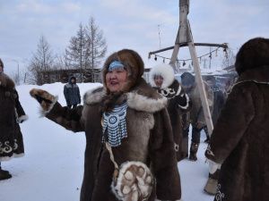 Фото: шествие в национальных костюмах в Оленекском районе в День оленевода